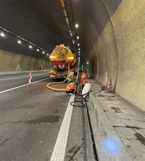 西吉隧道排水渠清淤